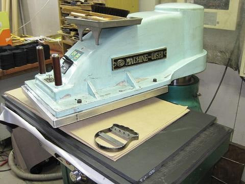 クリッカーにて裁断抜き加工